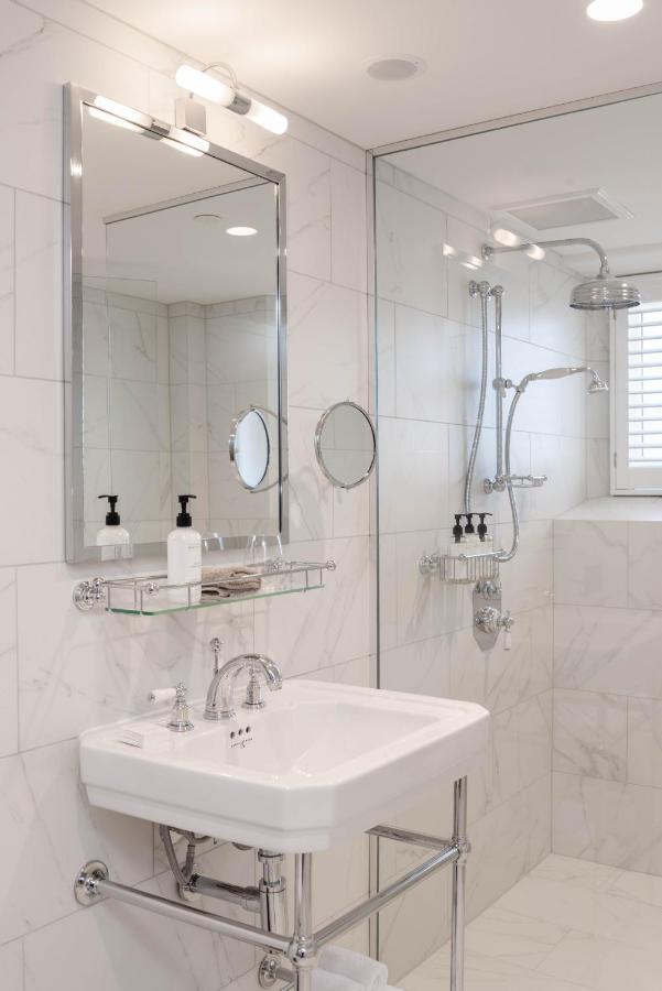 The Observatory Hotel Christchurch Exterior photo A shower with a fixed shower head and a handheld shower head